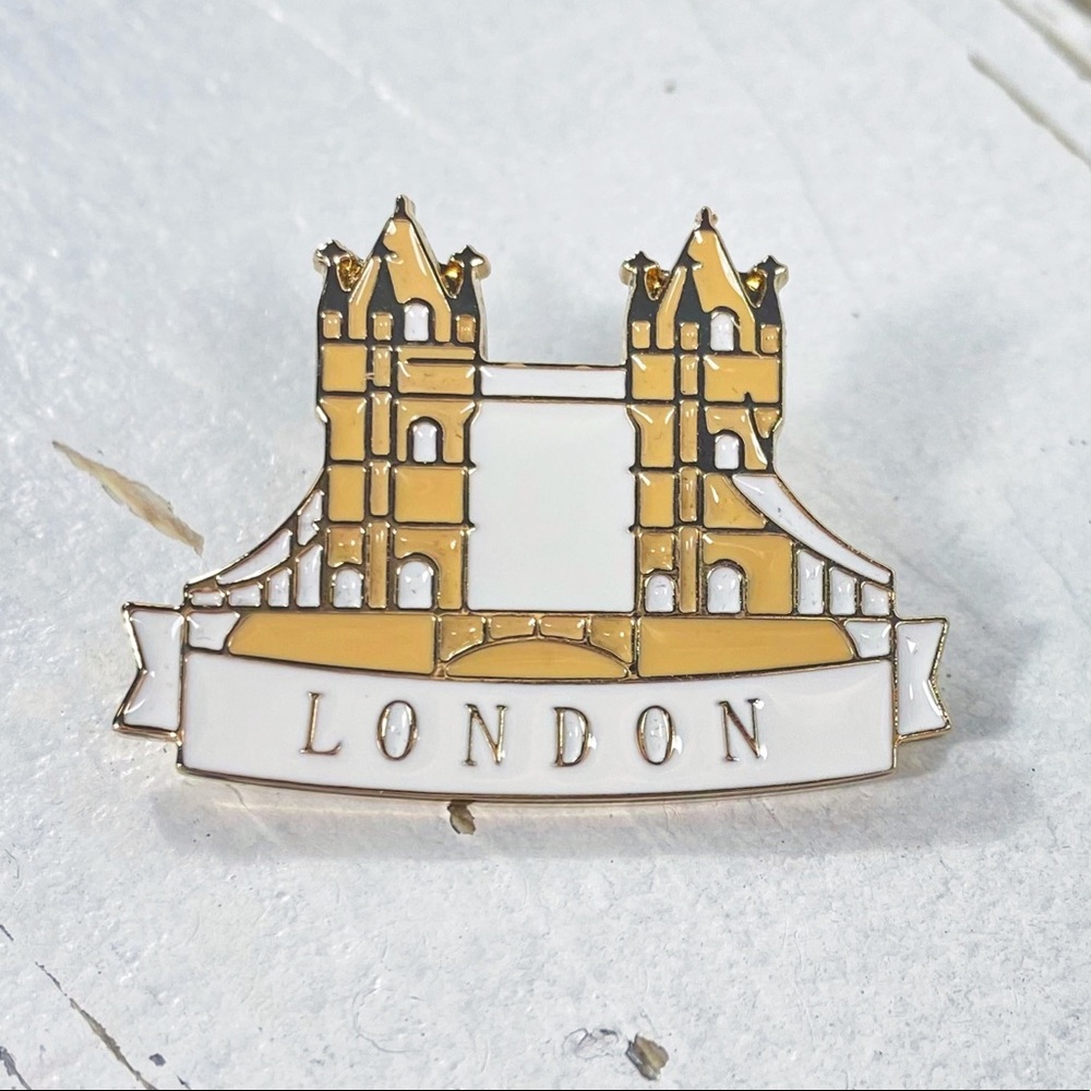 |SOLD| Rare Burberry London Bridge Collectible Lapel Pin - Picture 1 of 5